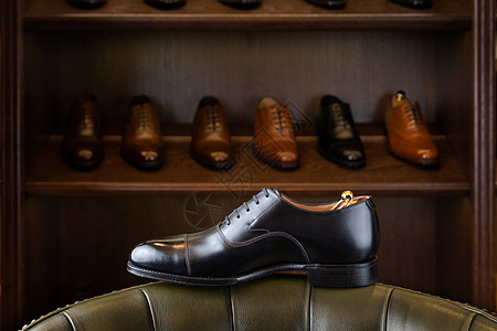 黑色全纹皮鞋前面的木制展示男鞋精品店男鞋精品店图片