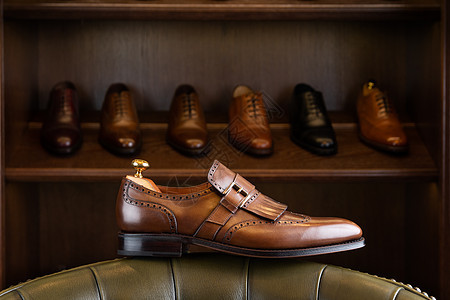 棕色全纹皮鞋前面的木制展示男鞋精品店男鞋精品店图片