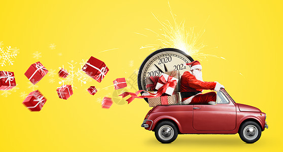 圣诞节倒计时到来圣诞老人雪地玩具车上送新年礼物黄色背景的时钟汽车上的圣诞老人倒计时图片