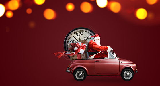 圣诞节倒计时到来圣诞老人汽车上送新年礼物时钟红色背景汽车上的圣诞老人倒计时图片