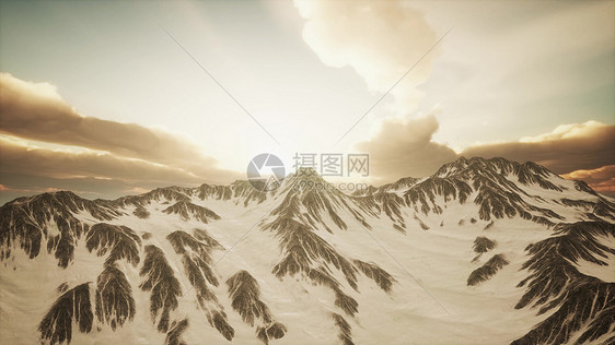 中亚高山全景,日落时有大的岩石墙冰川日落时高山的全景图片