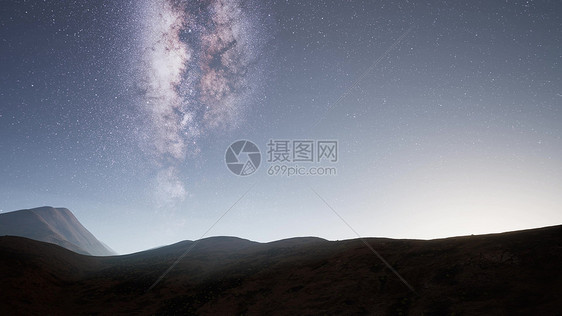 沙漠山脉上方的银河系恒星图片