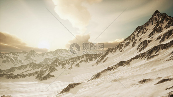 中亚高山全景,日落时有大的岩石墙冰川日落时高山的全景图片