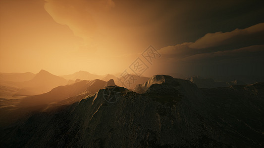 高山山峰上覆盖着戏剧的浓雾雾蒙蒙的山夕阳的灯光下高山的山峰覆盖着戏剧的浓雾图片