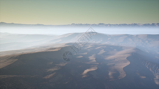 雾中红色沙丘的空中雾中的红色沙丘图片