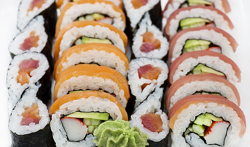 寿司卷与鲑鱼金鱼,接近白色背景图片