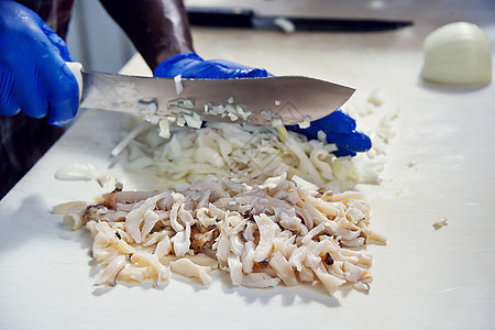 巴哈马男子准备海螺沙拉图片