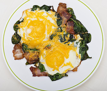 加鸡蛋菠菜培根的培根低碳水化合物高脂肪早餐图片