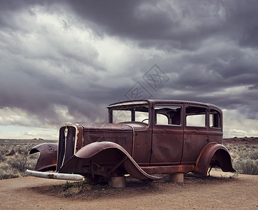 美国亚利桑那州石化森林公园北入口附近展示的66条老式汽车遗迹图片