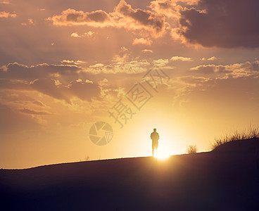 旅行者享受日落白沙纪念碑位于新墨西哥州图片