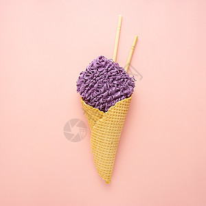 创意食物饮食健康饮食照片,美味的拉面面条意大利面华夫饼冰淇淋锥与筷子白色背景图片