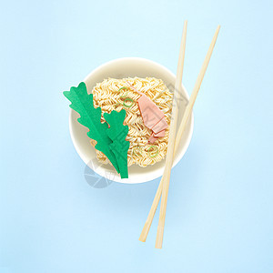 创意食物饮食健康饮食照片,美味拉面面食与虾虾,绿色筷子碗蓝色背景图片