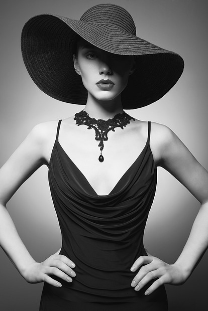 时尚肖像年轻感女士与美丽的黑色帽子晚礼服时尚优雅的女人与现代珠宝