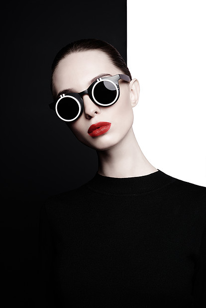 黑色时尚太阳镜黑白工作室美丽的女人,完美的嘴唇红色的口红姿势摄影
