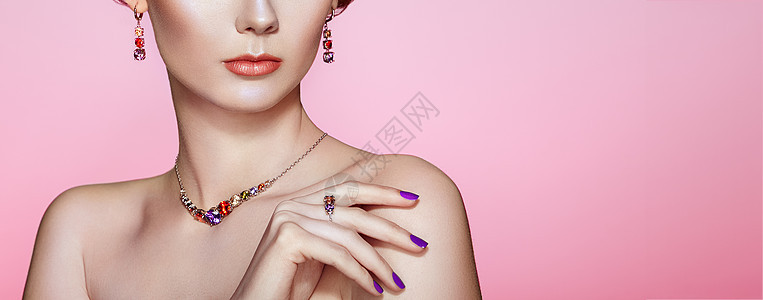 用珠宝描绘美丽的女人模特女孩用紫罗兰指甲修剪指甲美容配饰粉红色口红图片