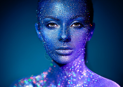 时尚模特女人穿着蓝色明亮的火花霓虹灯工作室摆姿势美丽感女人的肖像艺术彩色闪光发光化妆图片