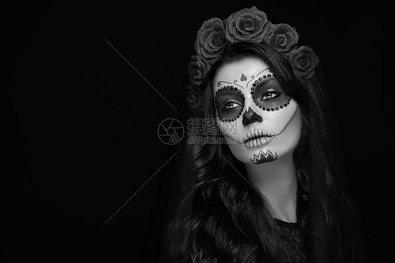 黑色背景上化妆糖头骨的女人的肖像万圣节服装化妆卡拉韦拉卡特里娜的黑白肖像图片