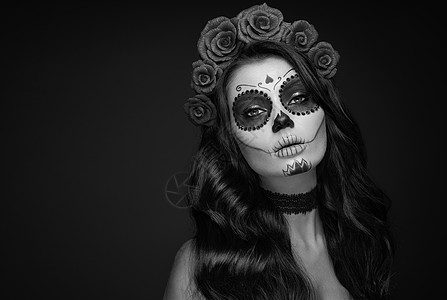黑色背景上化妆糖头骨的女人的肖像万圣节服装化妆卡拉韦拉卡特里娜的黑白肖像图片