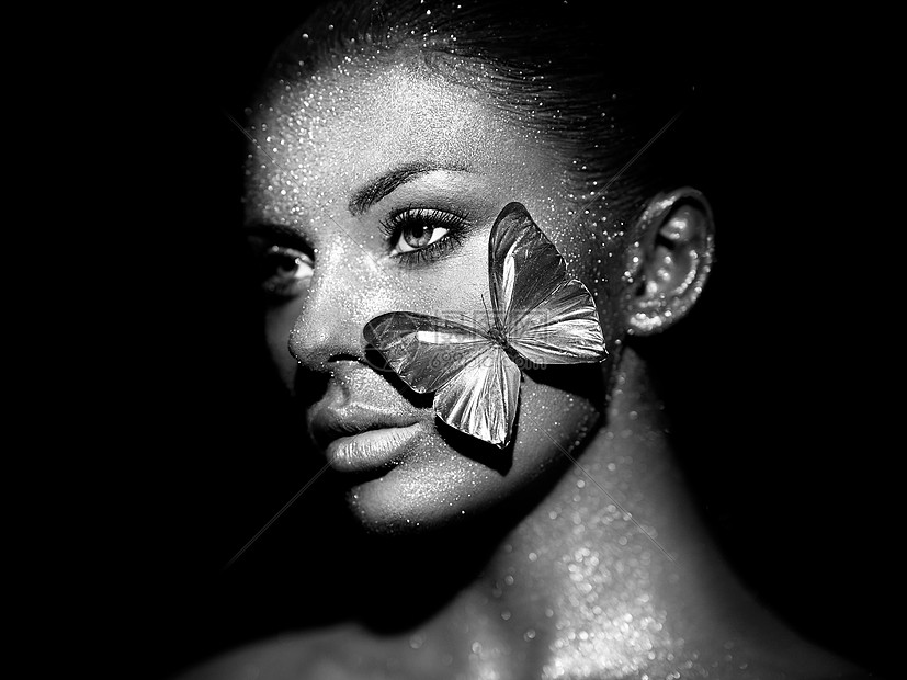 ‘~时尚模特女士明亮的火花灯光工作室摆姿势美丽感表妹蝴蝶的肖像艺术闪光发光化妆黑白摄影  ~’ 的图片