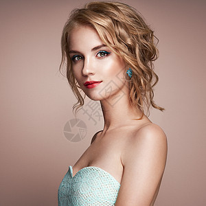 金发年轻漂亮女性有着优雅的卷发造型图片