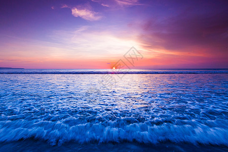 泰国海滩上令人惊叹的五颜六色的日落令人惊叹的日落泰国海滩图片