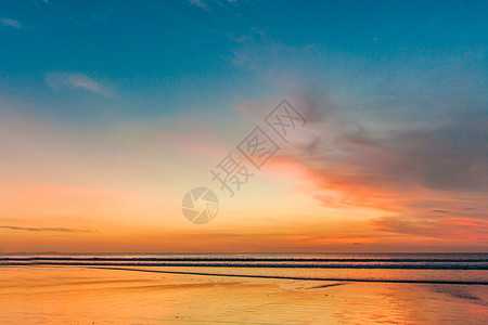 泰国海滩上令人惊叹的五颜六色的日落令人惊叹的日落泰国海滩图片