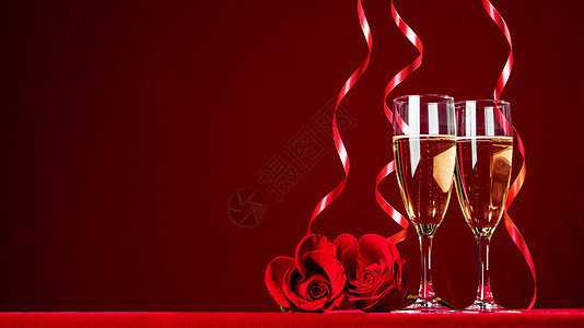 浪漫的情人节庆祝与香槟酒红玫瑰,红色背景与浪漫的情人节庆祝活动图片
