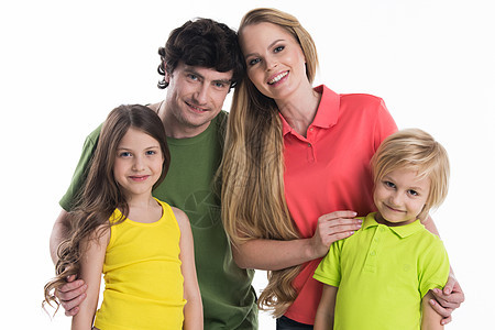 幸福的年轻家庭的肖像,两个孩子被隔离白色背景上幸福的年轻家庭有两个孩子图片
