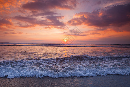 巴厘岛海滩上令人惊叹的五颜六色的日落巴厘岛海滩令人惊叹的日落图片