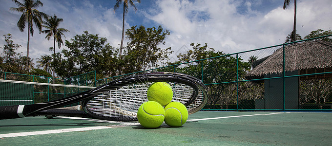 户外热带球场的网球球拍网球球拍球场上图片