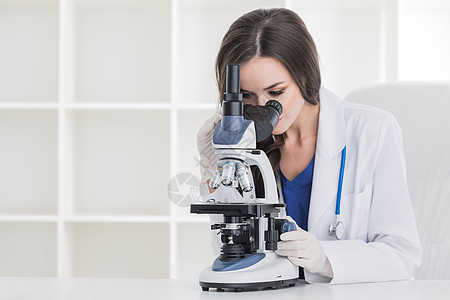 年轻的科学家实验室里用显微镜做些研究带显微镜的年轻科学家图片