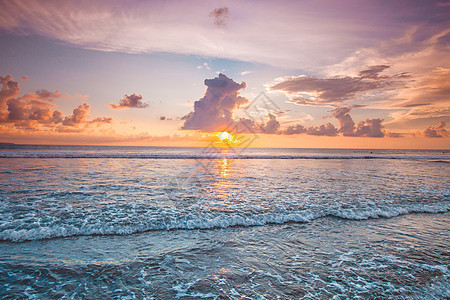 巴厘岛海滩上令人惊叹的五颜六色的日落巴厘岛海滩令人惊叹的日落图片
