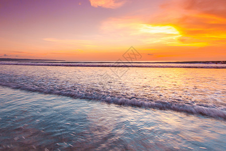 令人惊叹的五颜六色的日落海上巴厘岛海滩雄伟的云景日落海上图片