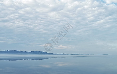 清晨的景观与平静的湖泊森林沉重的云层下早上的湖泊景观图片