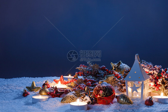 圣诞节日卡片,装饰发光的灯笼雪中傍灯光下雪中的圣诞装饰图片