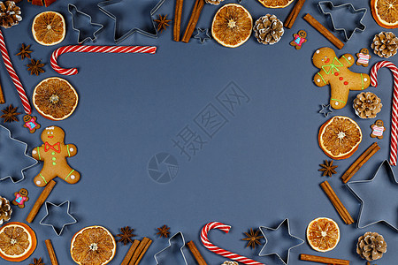 圣诞食品框架姜饼饼干,香料装饰蓝色背景与圣诞食品框架图片