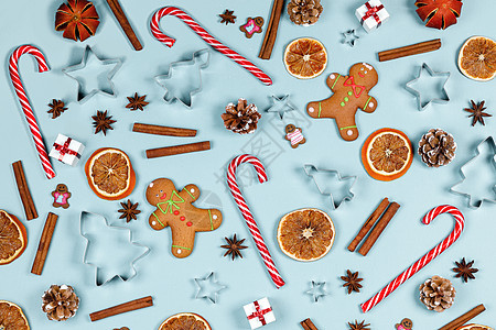 圣诞食品框架姜饼饼干,香料装饰蓝色背景与圣诞食品框架图片