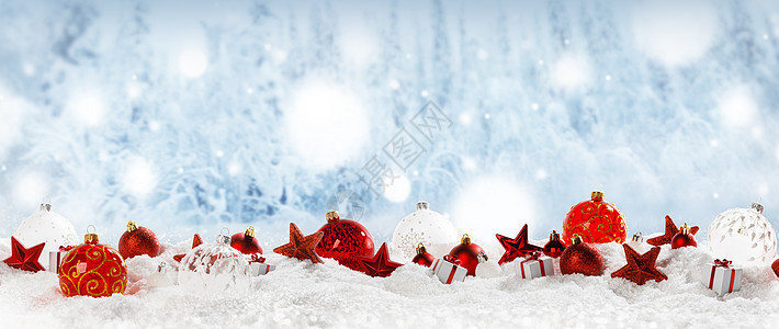 圣诞装饰框架的球,星星礼物雪中连续蓝色冬季森林博凯背景的文字元素圣诞装饰背景图片