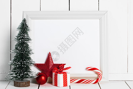 装饰圣诞树糖果手杖,星星,鲍布礼品盒空白纸框架白色木制背景圣诞装饰品框架图片