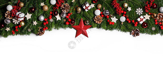 背景加边框、圣诞边框的树枝白色背景与隔离,红色金色装饰,浆果,星星,锥圣诞树树枝的圣诞框架背景