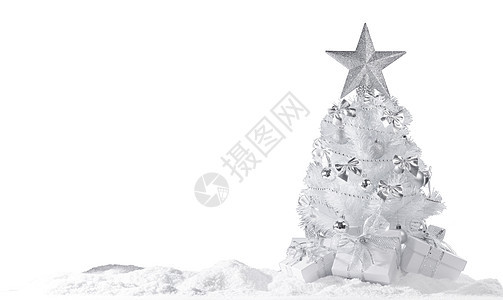 白色圣诞树上有银色的装饰品礼物,白色背景上隔离雪地上圣诞树礼物图片