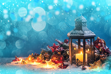 降雪背景上燃烧蜡烛灯笼圣诞装饰灯笼圣诞装饰图片