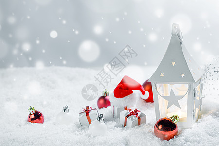 圣诞老人派礼物圣诞节日卡片,礼物,球,桑特帽发光的灯笼雪中雪中的圣诞装饰背景