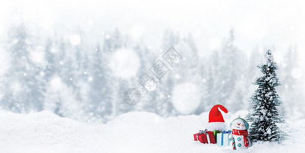 雪人冷杉树圣诞礼物雪橇上的雪,冬天的森林白色落雪的背景雪人圣诞装饰品图片