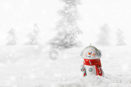雪中冬天森林背景上的圣诞雪人玩具冬天背景上的雪人玩具图片
