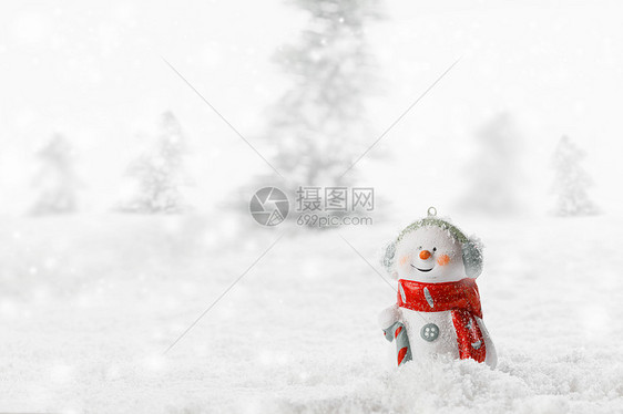 雪中冬天森林背景上的圣诞雪人玩具冬天背景上的雪人玩具图片