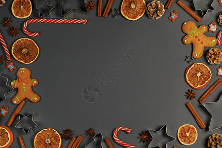 圣诞食品框架姜饼饼干,香料装饰灰色背景与圣诞食品框架图片
