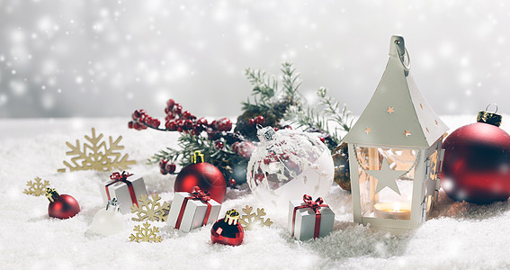 圣诞节日卡片,礼物,球发光的灯笼雪中雪中的圣诞装饰图片