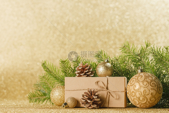 圣诞玩具,装饰品,礼品盒包牛皮纸上金色闪光背景,圣诞礼品盒装饰图片