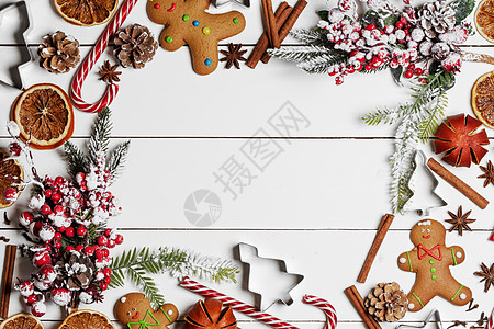 圣诞食品框架姜饼饼干,香料装饰白色桌子背景与圣诞食品框架图片